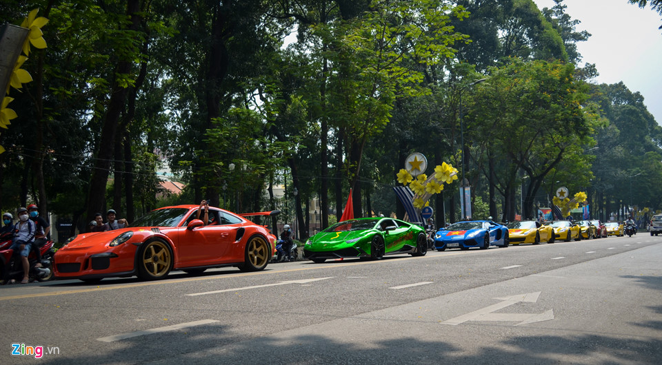 Cường Đô La cùng đoàn siêu xe diễu hành trên phố Sài Gòn